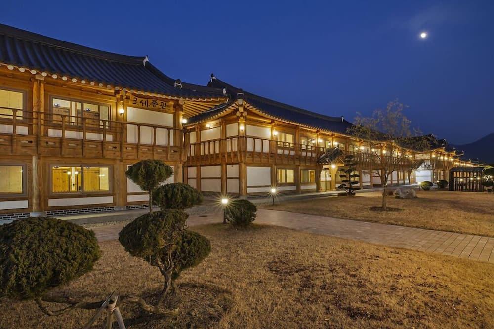 건물 / Expedia Group image