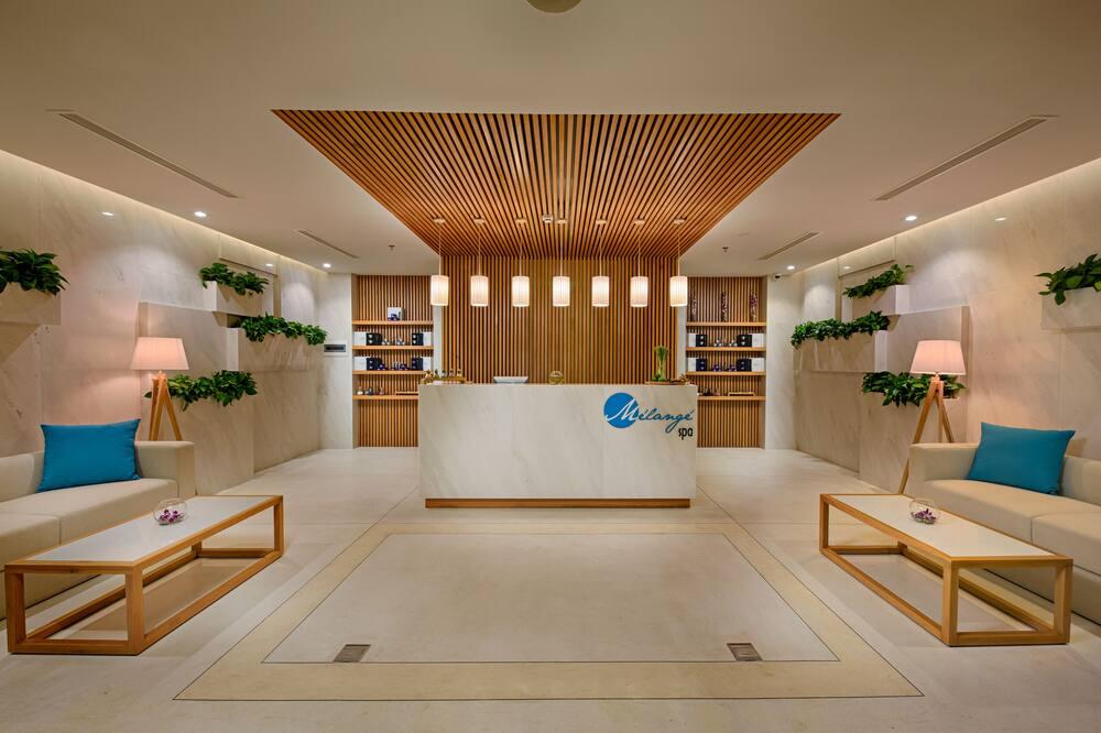 프론트 데스크 / Expedia Group image