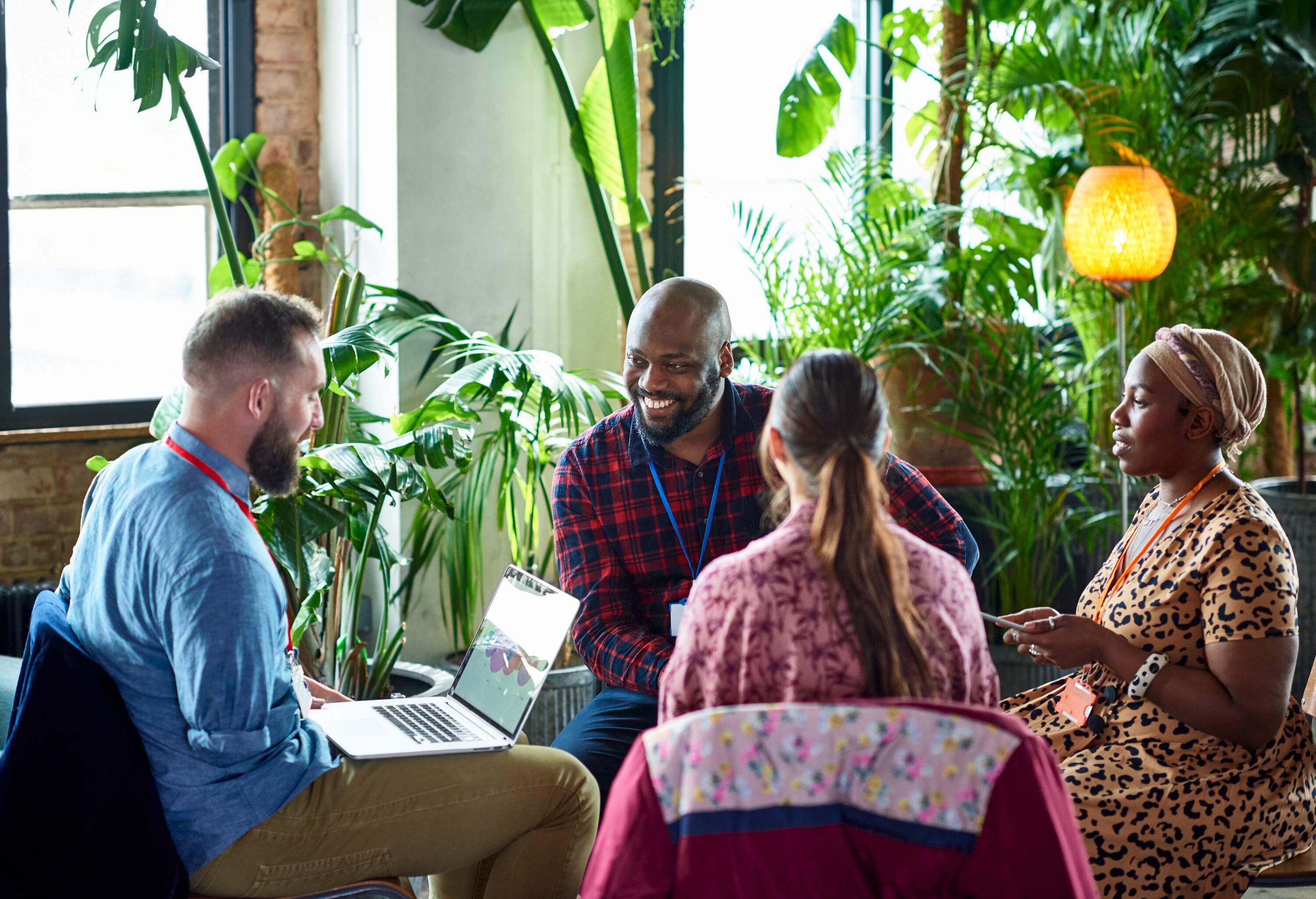 theme_coworkers_office_work_meeting-gettyimages-1181222760