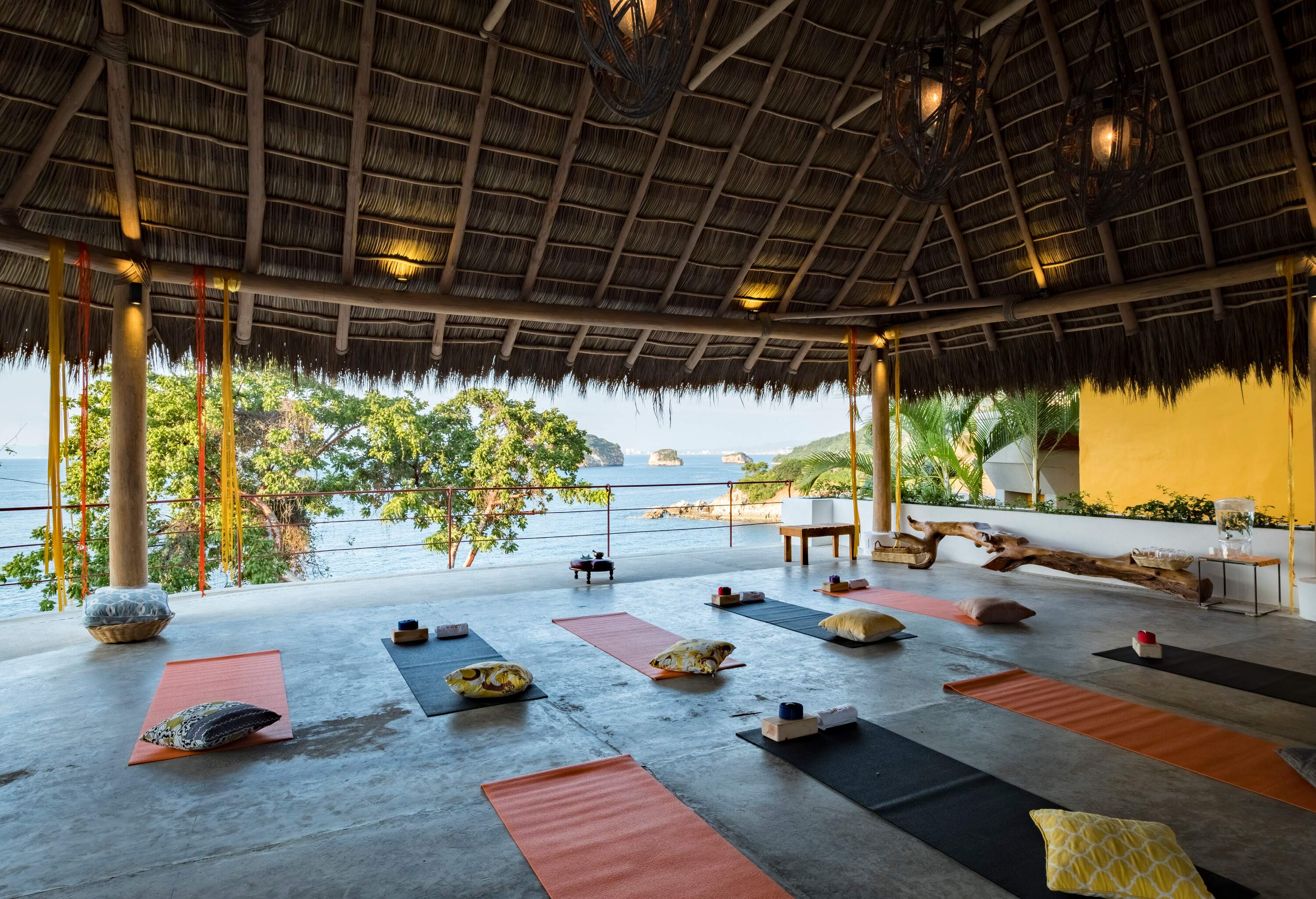 theme_outdoor-yoga_beach_gettyimages-1092326226