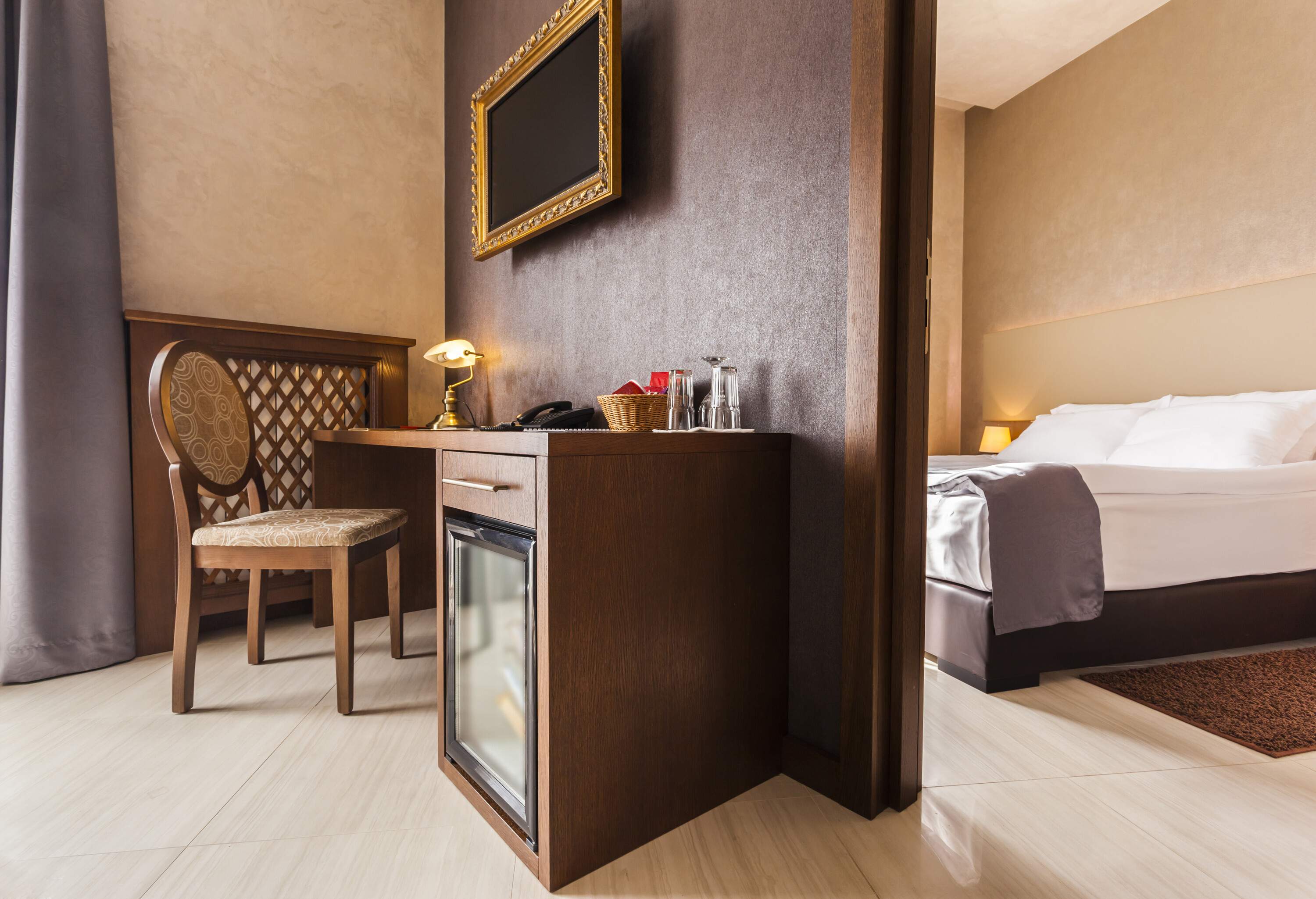 theme-hotel_mini-bar_shutterstock_194442119