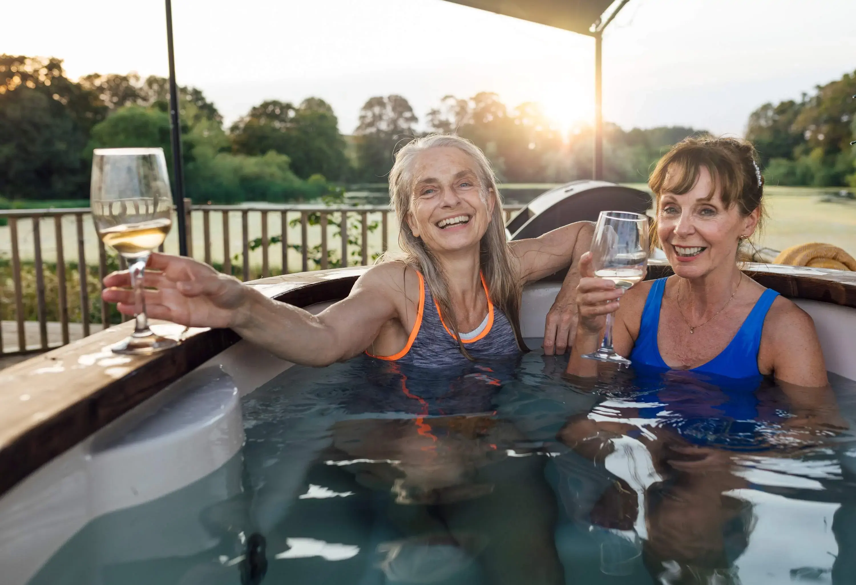 theme_glamping_hot-tub_people_couple_lgbtq_gettyimages-1281096341
