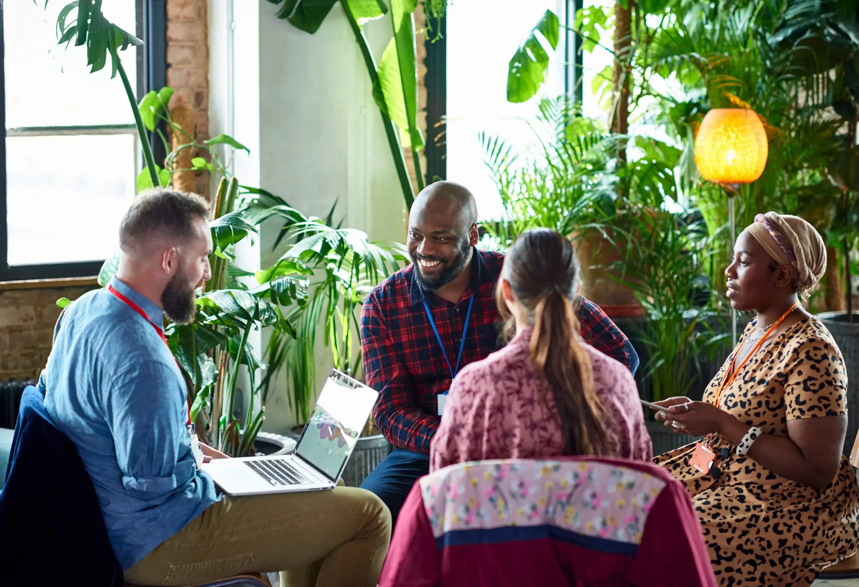 theme_coworkers_office_work_meeting-gettyimages-1181222760