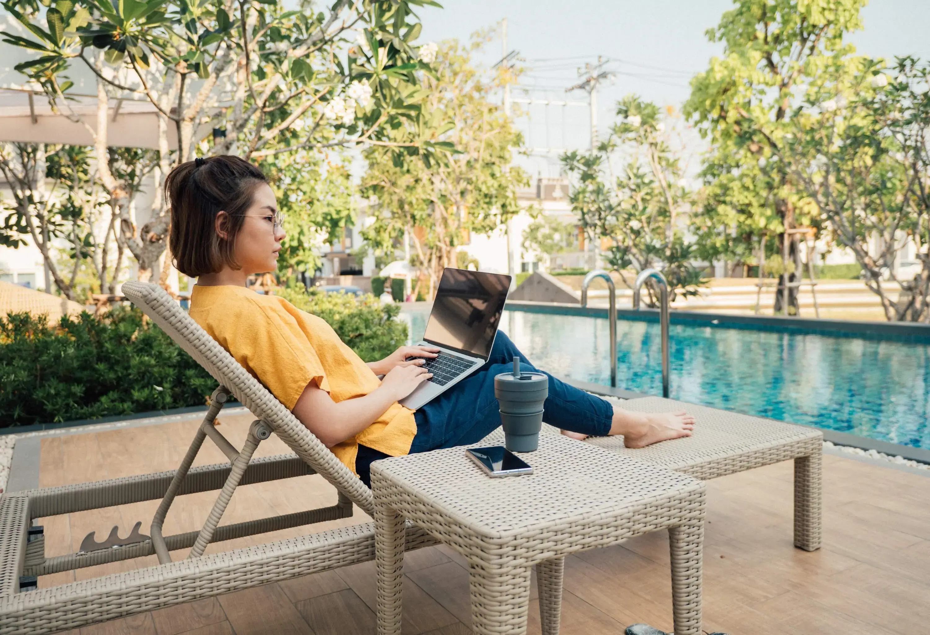 theme_people_device_pool_remote_working_sustaianble_hotel_travel_gettyimages-1215310022