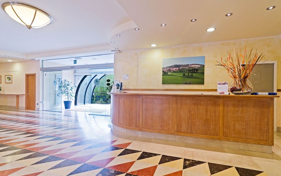 프론트 데스크 사진