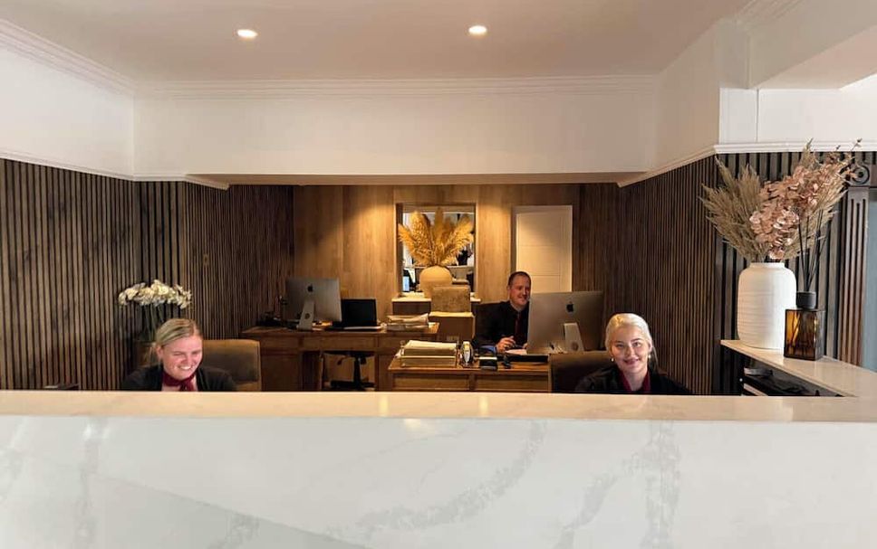 프론트 데스크 사진