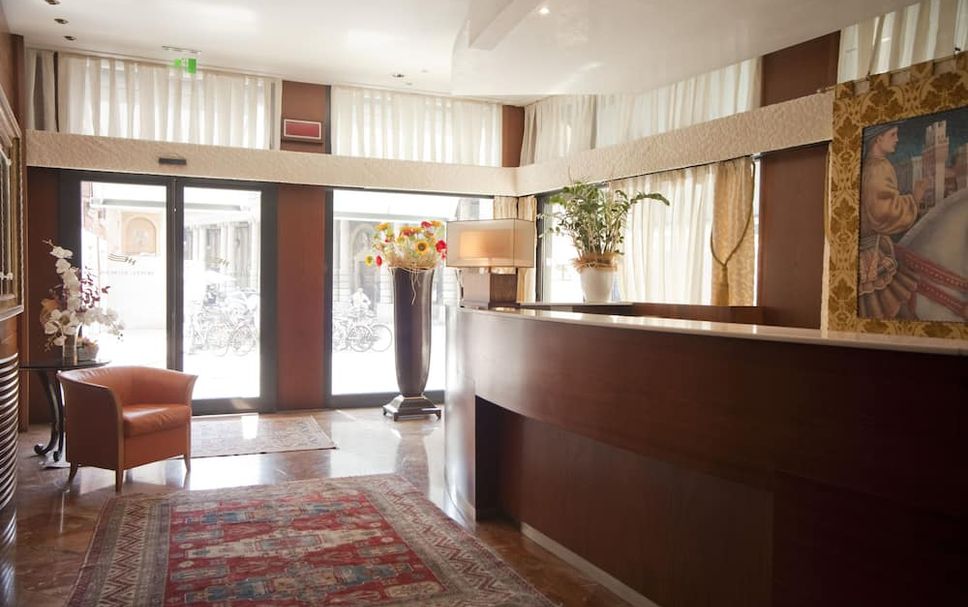 프론트 데스크 사진