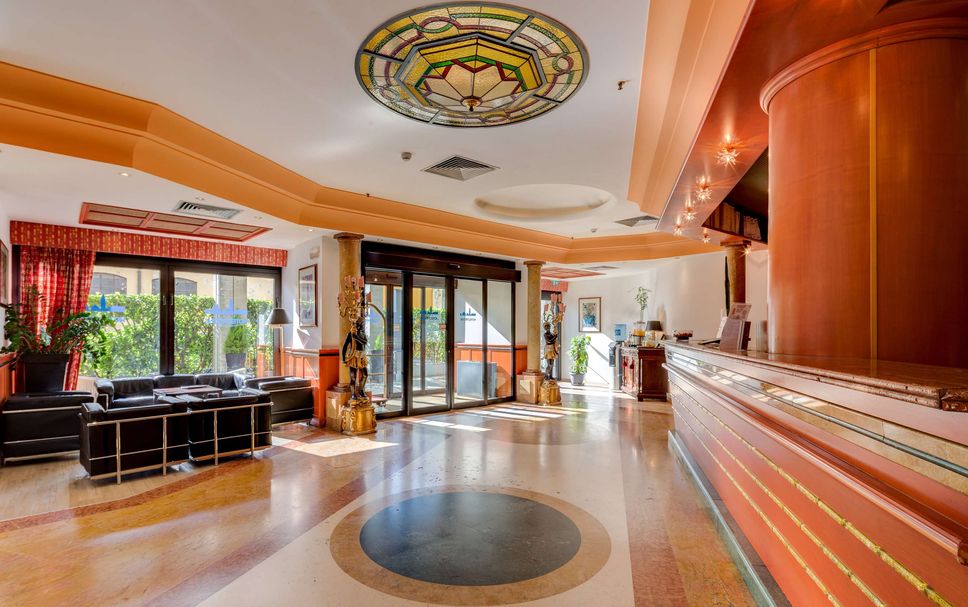 프론트 데스크 사진