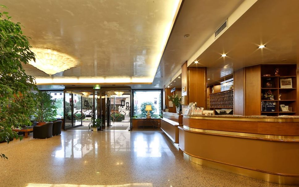 프론트 데스크 사진