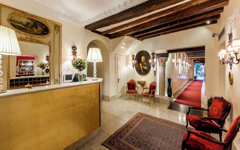 프론트 데스크 사진