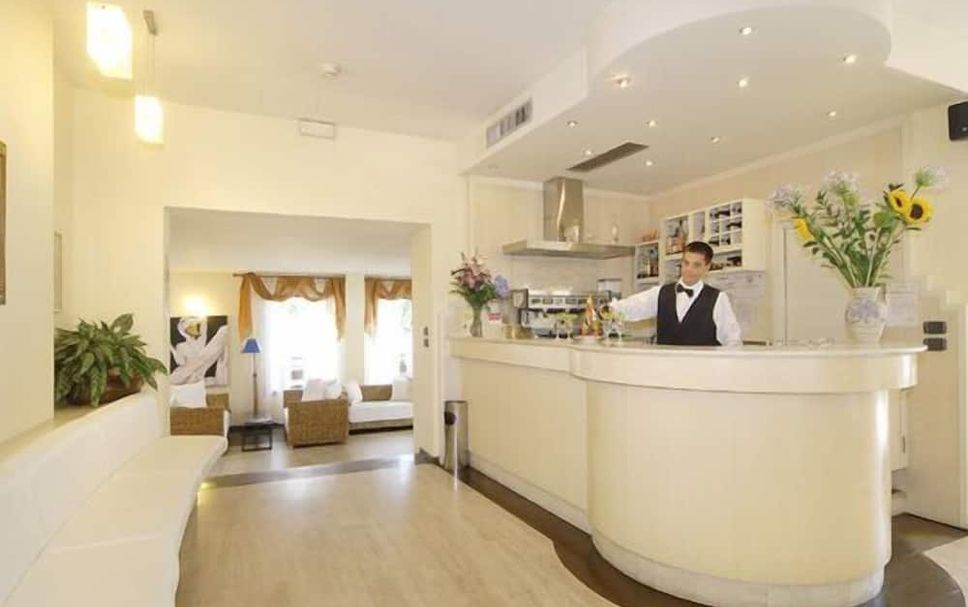 프론트 데스크 사진