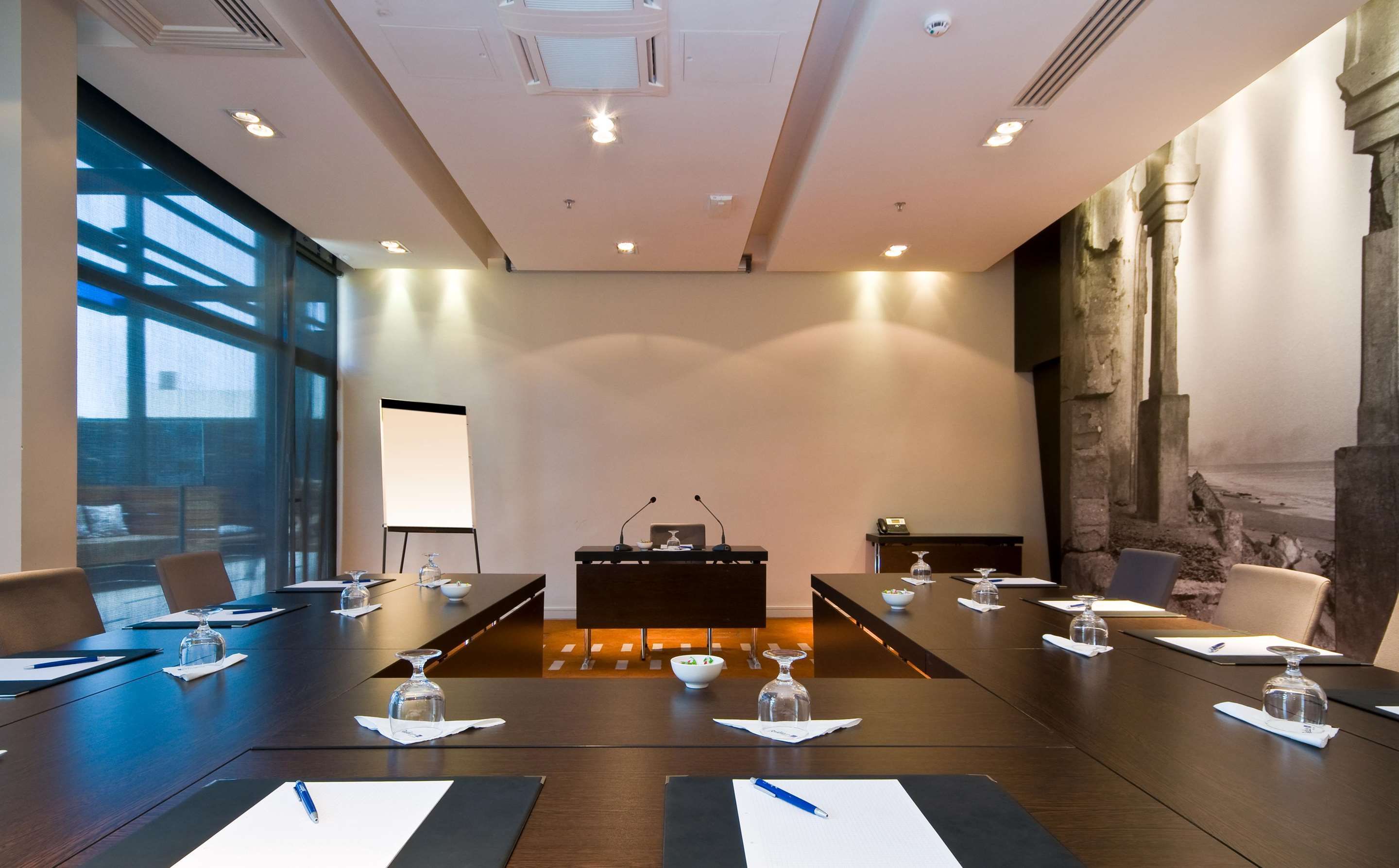 컨퍼런스 룸