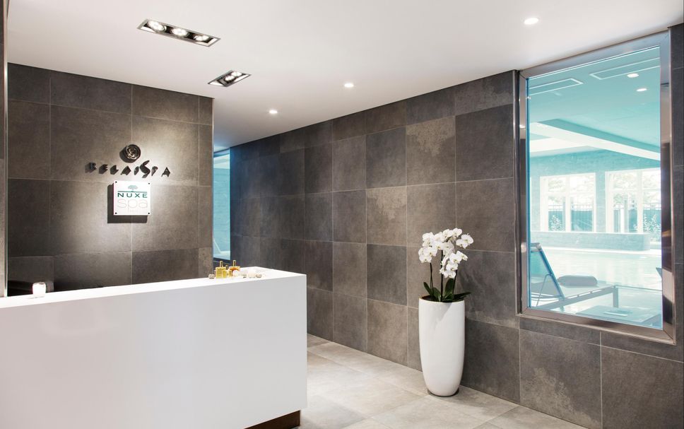 프론트 데스크 사진