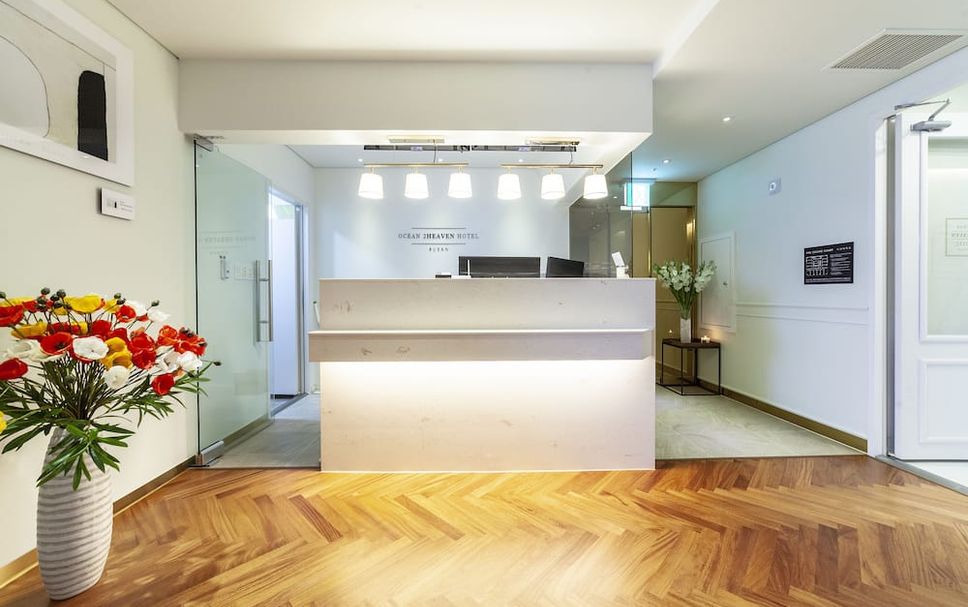 프론트 데스크 사진