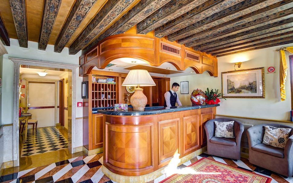 프론트 데스크 사진