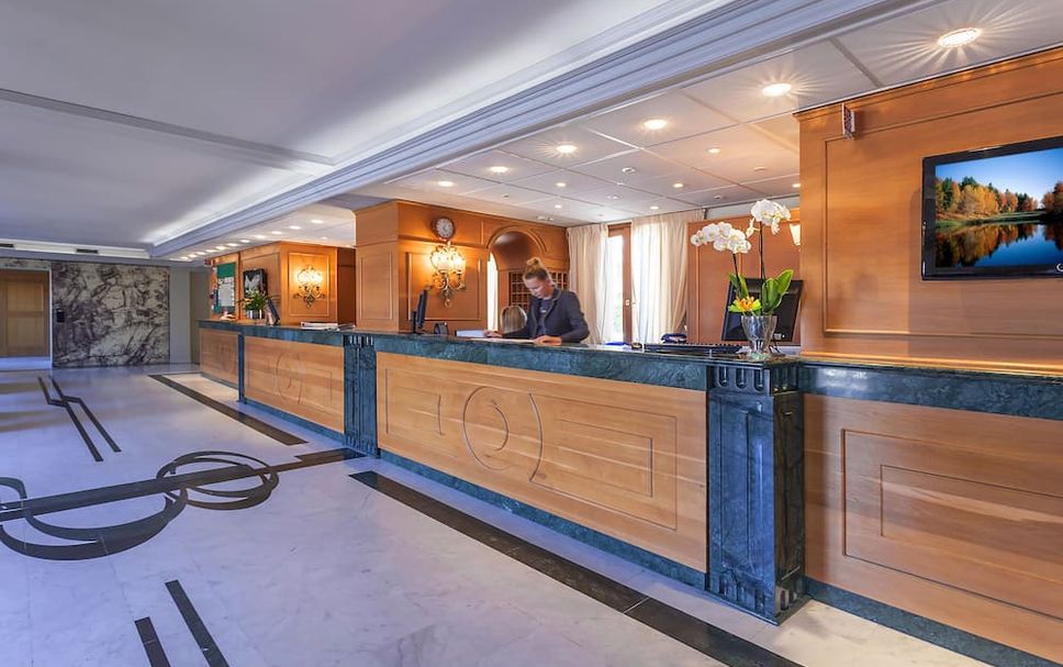 프론트 데스크 사진