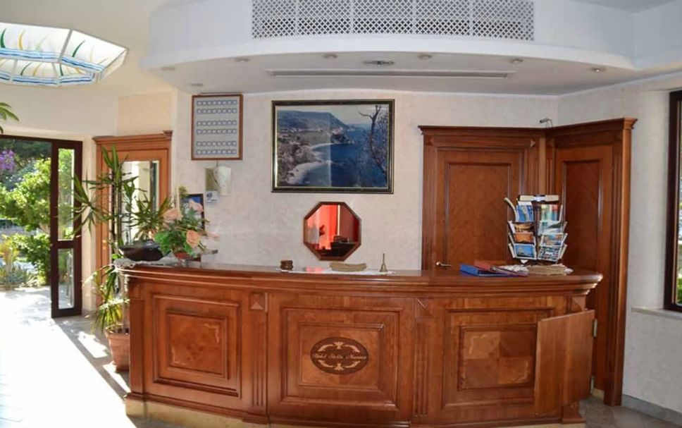 프론트 데스크 사진