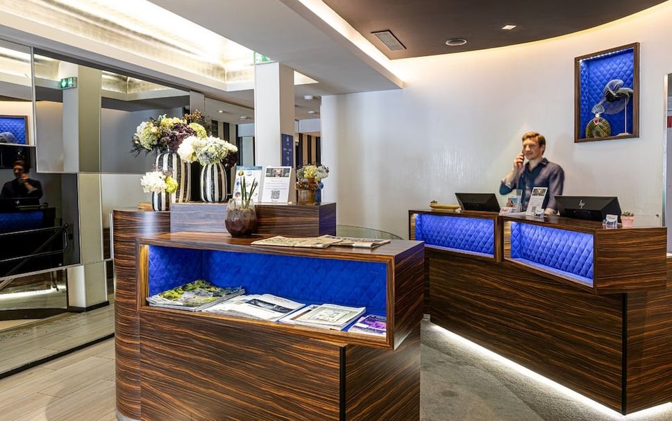 프론트 데스크 사진