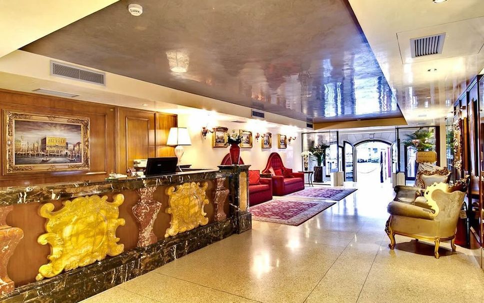 프론트 데스크 사진