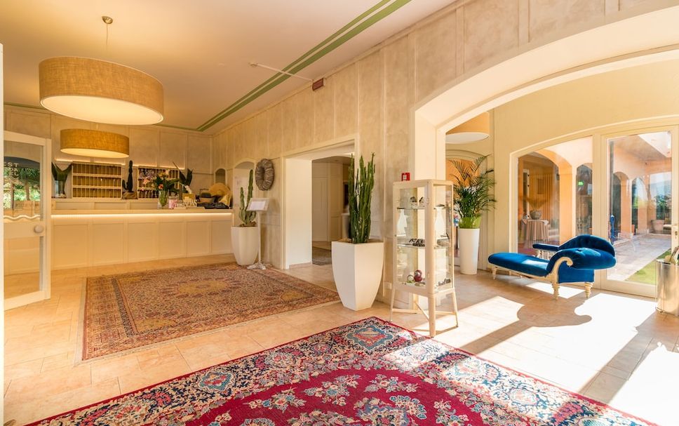 프론트 데스크 사진