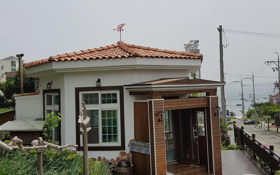빨간지붕 프라하 펜션, 거제 | 호텔스컴바인 (Red Praha Pension)