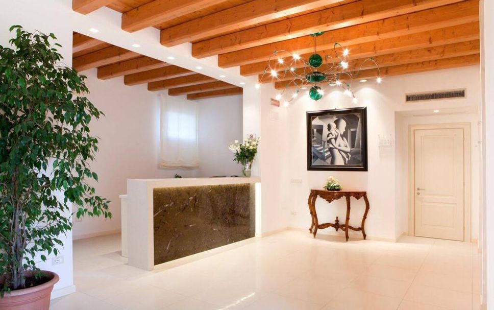 프론트 데스크 사진