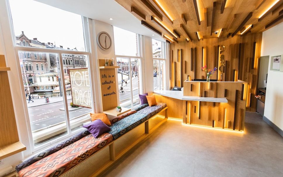 프론트 데스크 사진